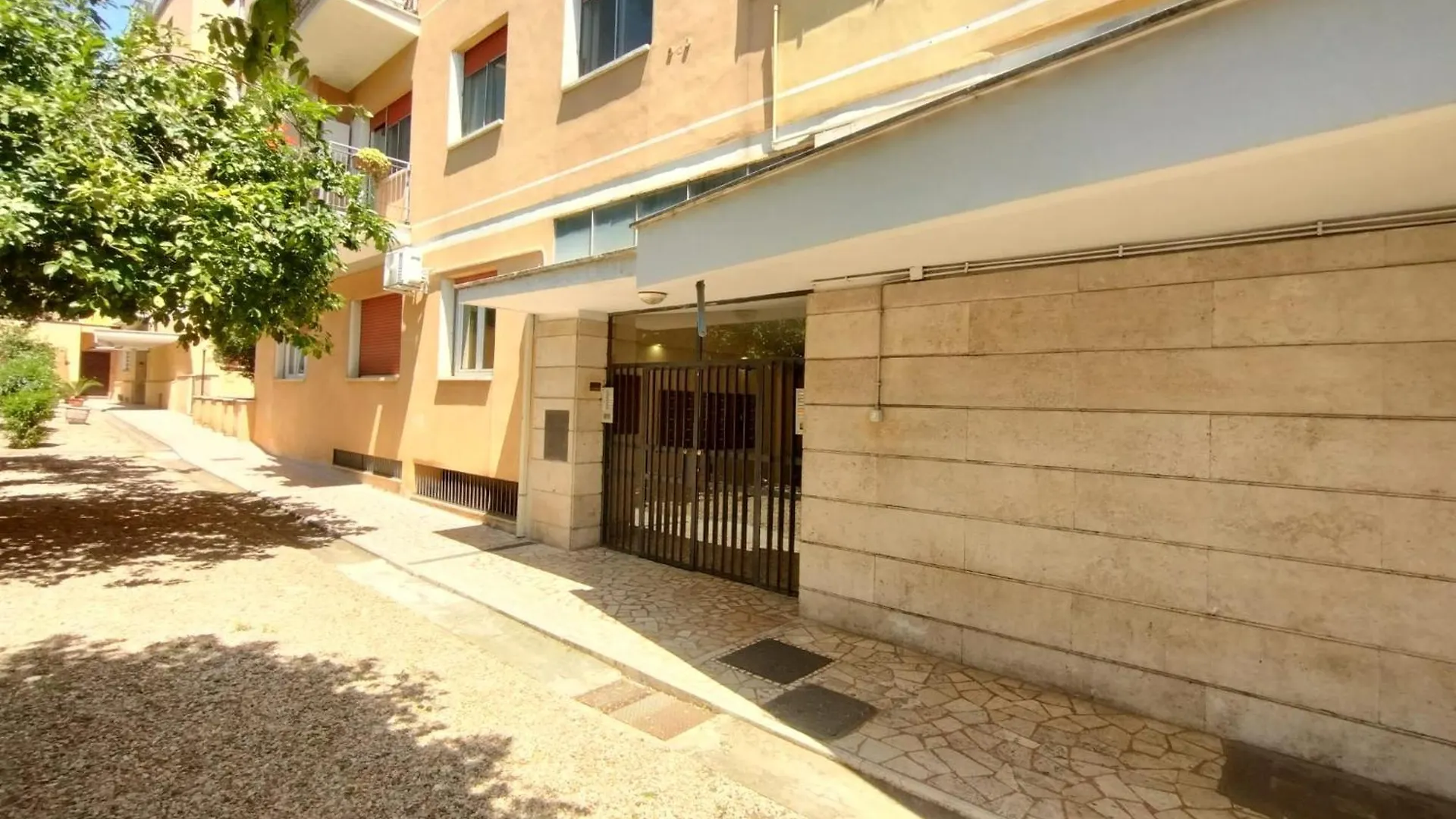 Casilina 403 Spacious Apartment 3Bdr And 3 Bath Rome